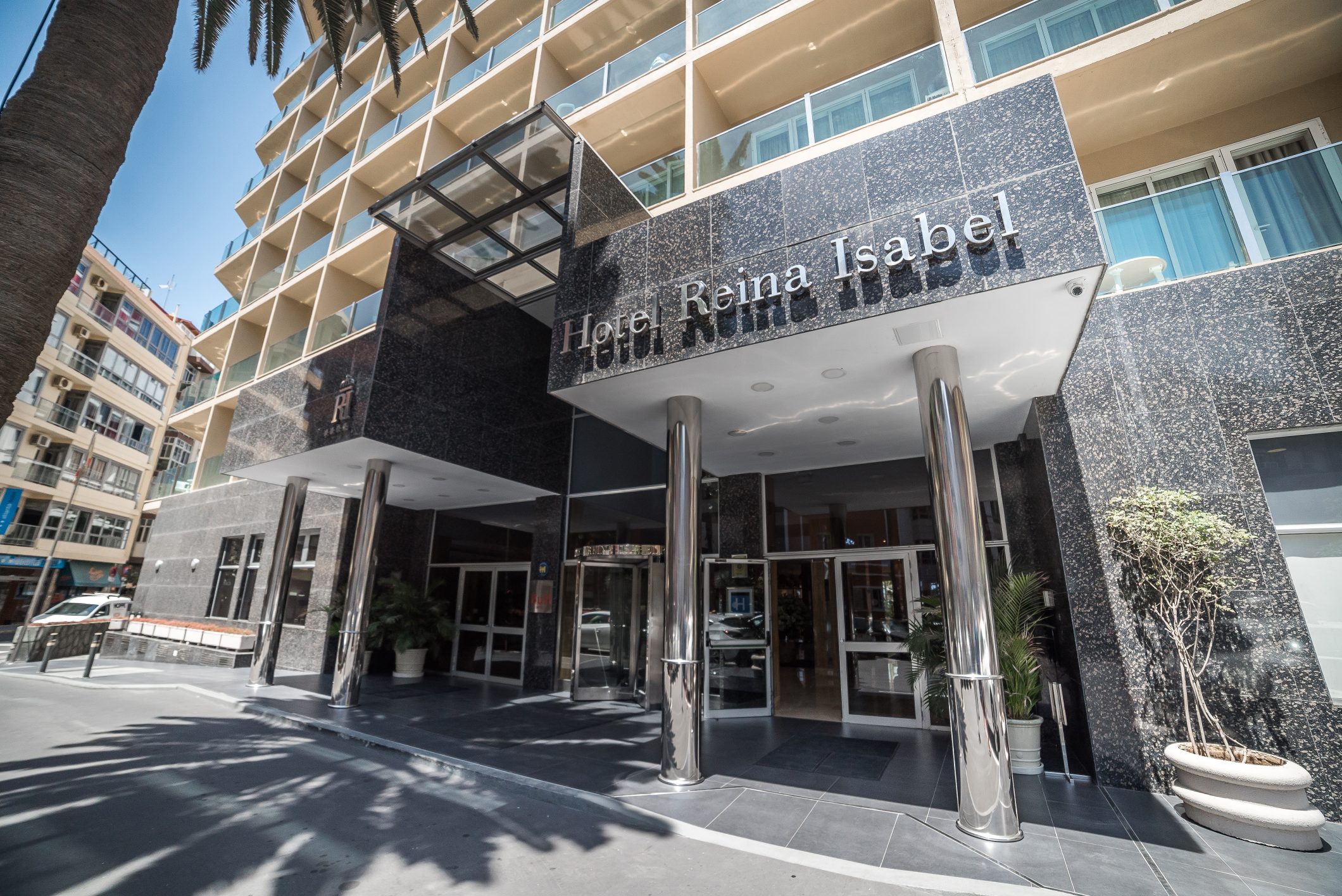 Read more about the article Reina Isabel Hotel