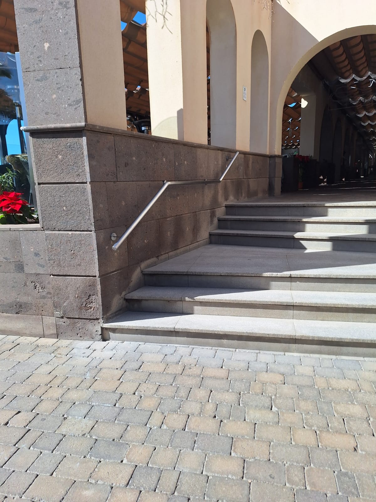 Pasamanos en acero inoxidable AISI 316 instalado en escaleras del CC Boulevard Meloneras