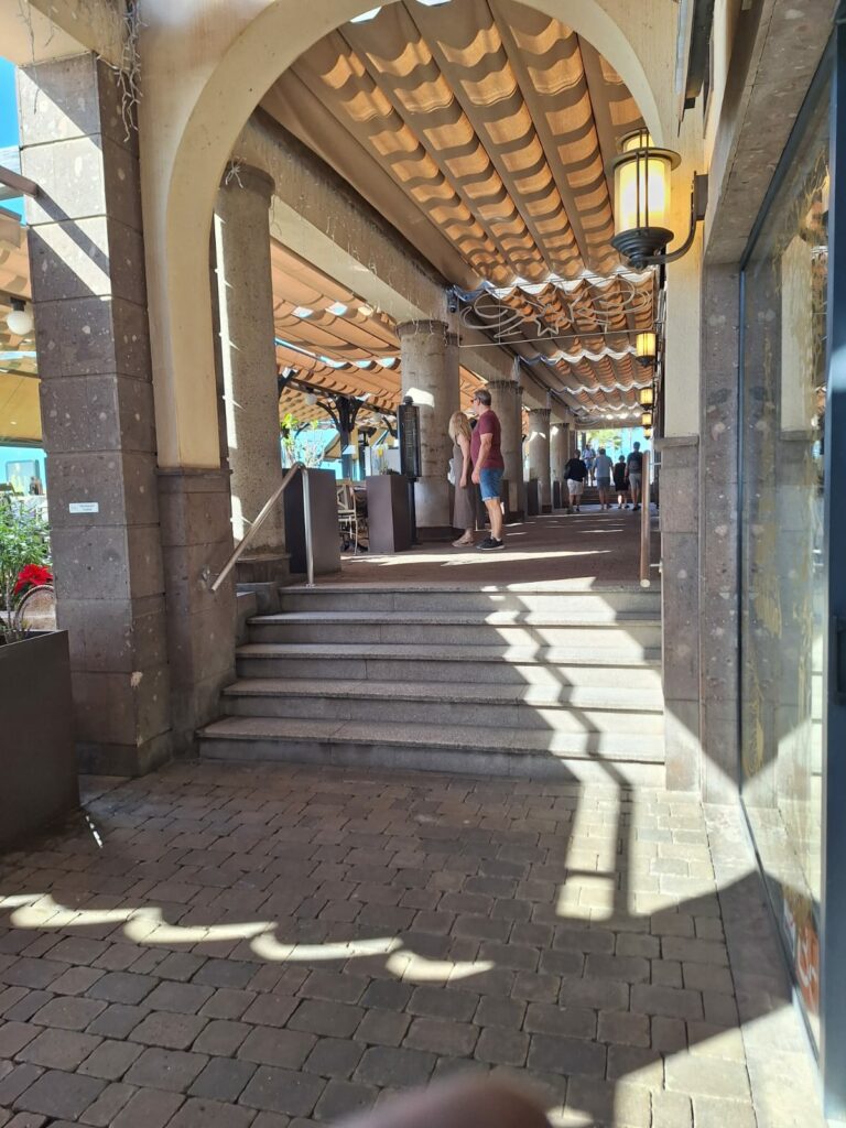 Instalación de pasamanos de acero inoxidable AISI 316 en centro comercial en Meloneras