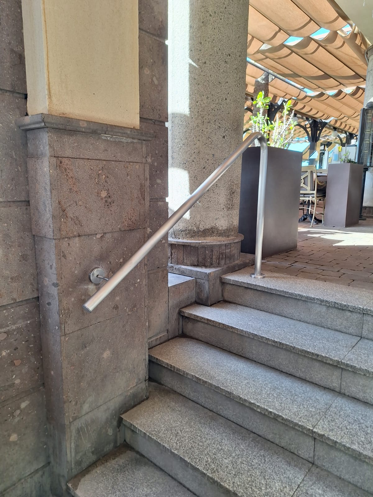 Pasamanos en acero inoxidable AISI 316 instalado en escaleras del CC Boulevard Meloneras