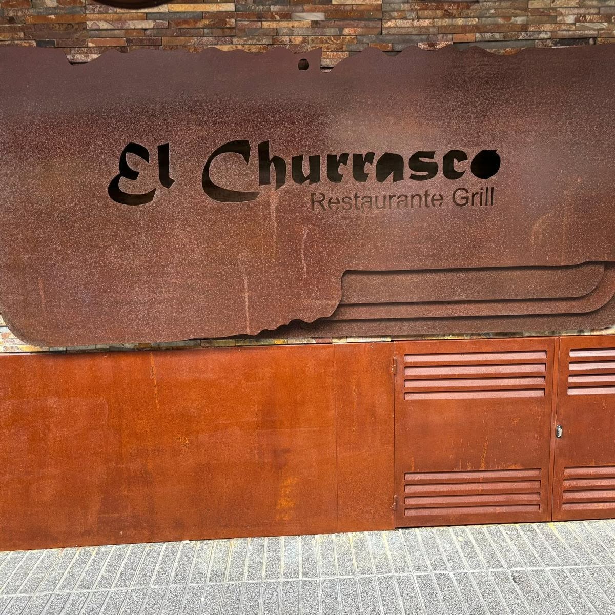 Rótulo de acero corten cortado a medida para El Churrasco Restaurante Grill, fabricado por Marrero Monzón en Canarias