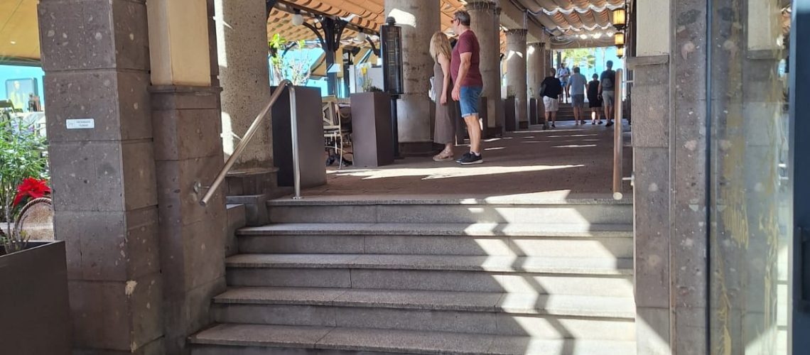 Instalación de pasamanos de acero inoxidable AISI 316 en centro comercial en Meloneras